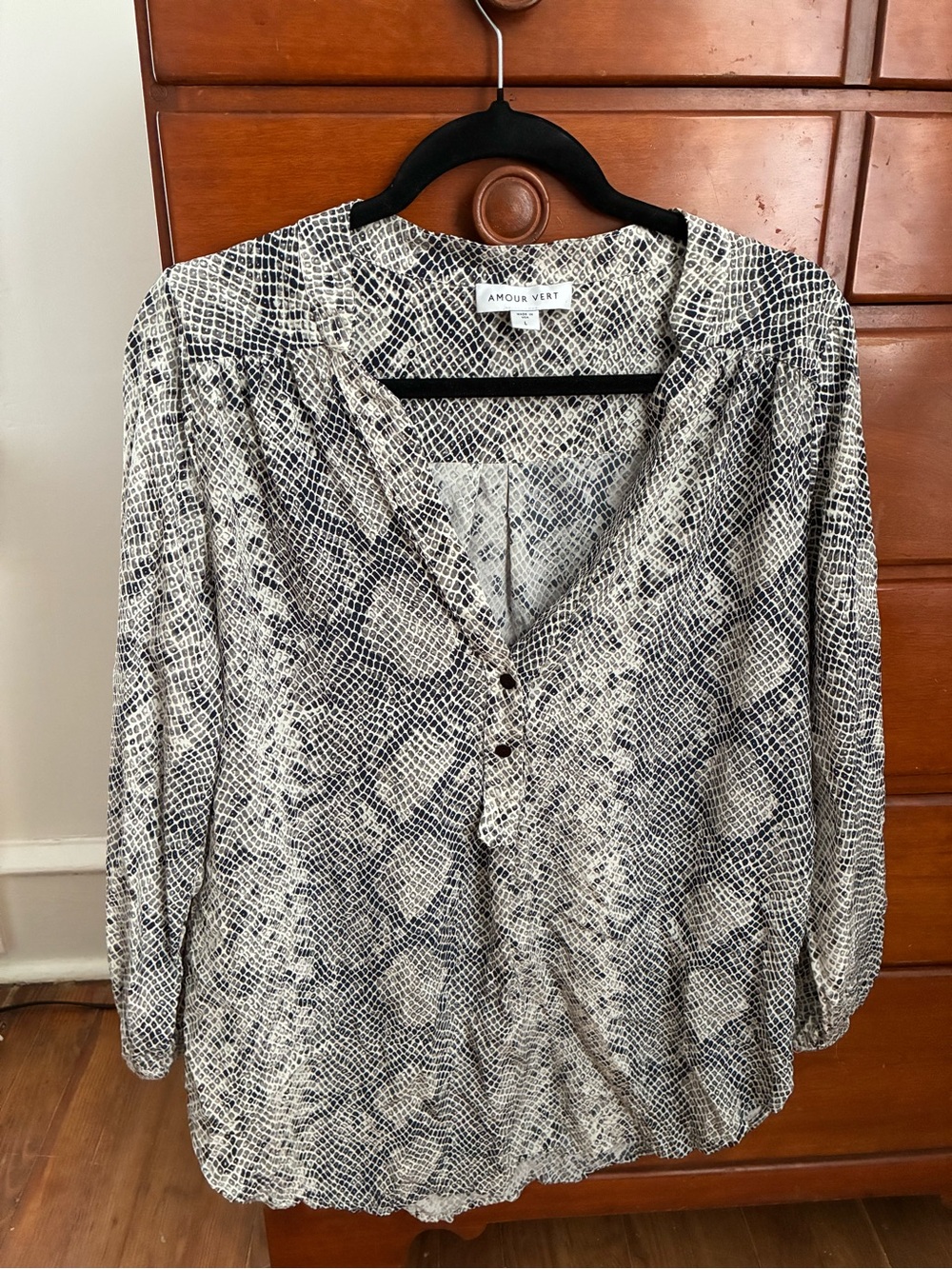 Amour Vert Black & Cream Snake-Print V-Neck Blouse